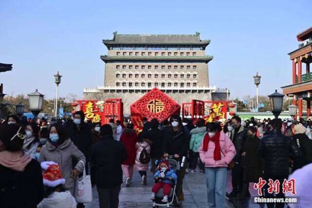  1月22日，中国农历兔年正月初一，北京前门步行街游客如织。中新社记者田雨昊摄