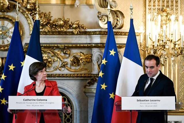 当地时间2023年1月30日，法国巴黎，法国国防部长塞巴斯蒂安·莱科努（右）和外交部长凯瑟琳·科隆纳（左）。视觉中国图