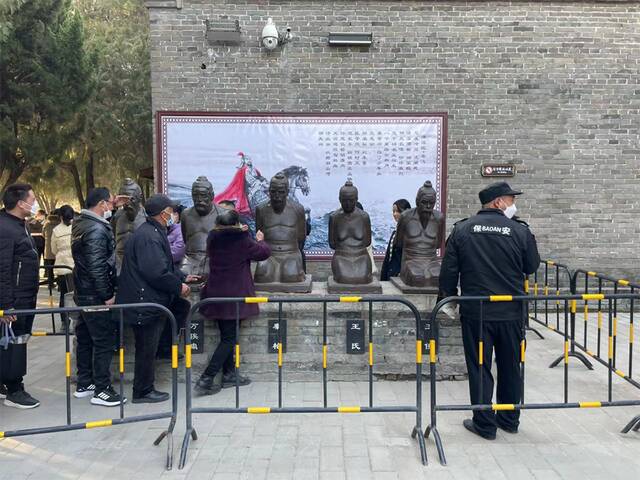 太昊陵内景点之一的岳忠武祠（岳飞观）的正殿前，有1985年复铸的秦桧等五佞臣跪像。