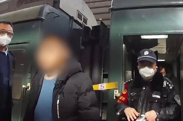 男子在火车卫生间内偷拍被行拘