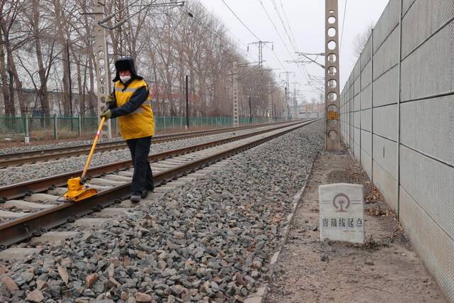 工人在青藏线起点检修铁轨。（西宁工务段提供）