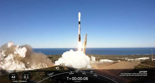 SpaceX猎鹰9号火箭将50颗卫星送入轨道返回地球在海上一艘船上精确着陆