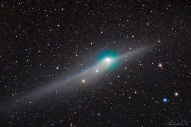 绿色彗星C/2022 E3(ZTF)在令人眼花缭乱的深空照片中炫耀尾巴