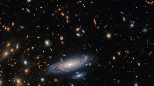 詹姆斯·韦伯太空望远镜的图像以惊人的细节展示10亿光年之外的螺旋星系LEDA 2046648