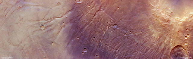 火星上的深裂缝和水蚀谷