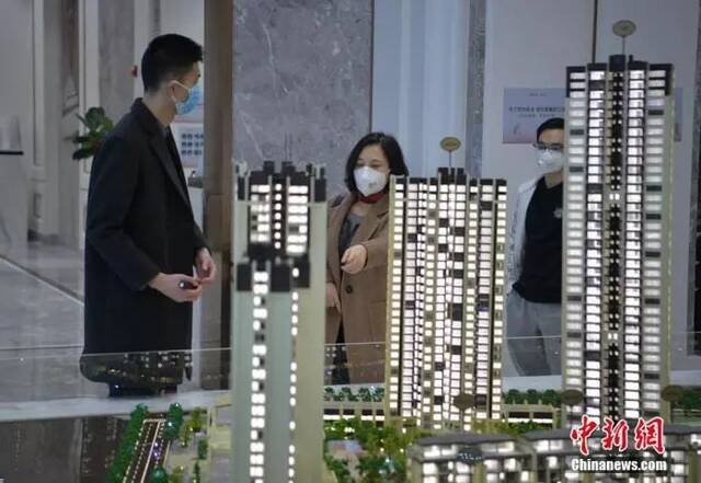 资料图：购房者在查看了解楼盘。中新社记者刘忠俊摄