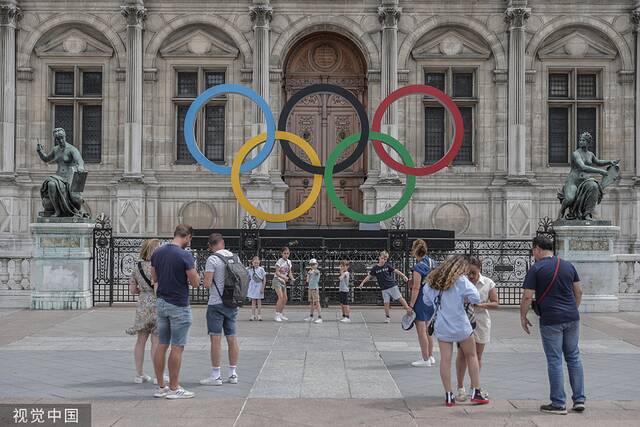 2022年7月25日，法国，巴黎街头的奥运会标志。人民视觉资料图