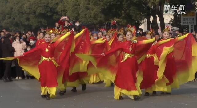 湖北房县：千人参演 万人空巷 民间文艺大巡游街头“闹春”