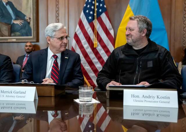 当地时间2月3日，美国司法部长加兰（左）与乌克兰总检察长科斯廷在华盛顿会面图源：CNN