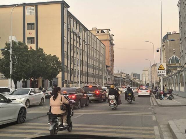 铅山县致远中学附近街景。