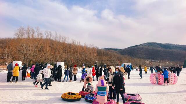 游客在石河村雪乐园体验玩雪的乐趣。（受访者供图）