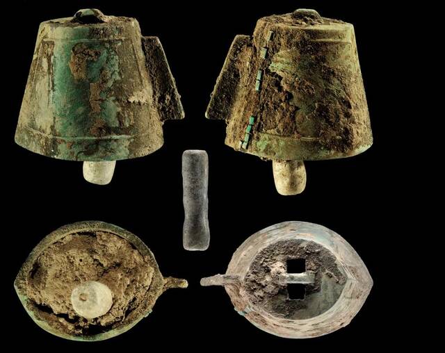 铜铃及铃舌，二里头遗址出土。图/中国社科院考古所二里头考古队