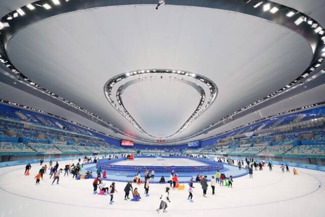 2023年1月30日，市民游客在国家速滑馆内滑冰，感受冰雪乐趣。新华社记者鞠焕宗摄