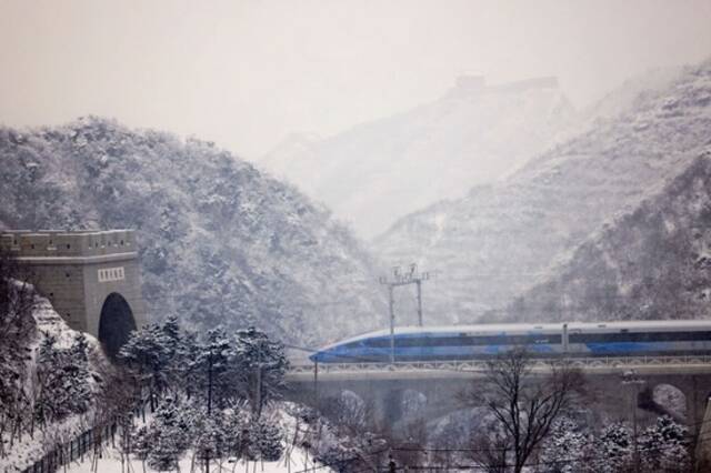 2022年1月21日，G8825次列车经过居庸关隧道，冒雪驶向太子城。当日，京张高铁冬奥列车开启赛时运输服务。新华社记者邢广利摄