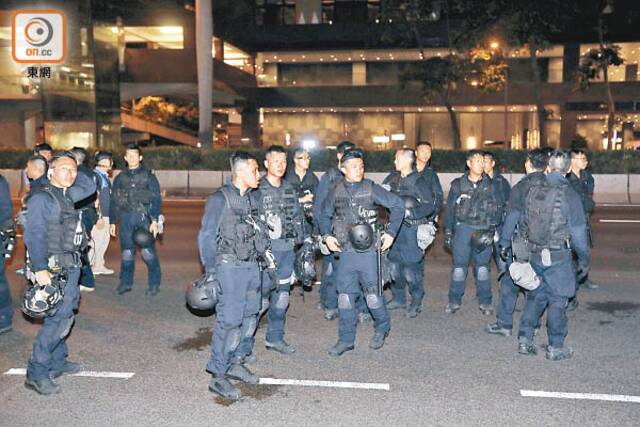 港媒：香港法院首次详细披露港警曾在油麻地“以一敌十镇暴”，细节曝光
