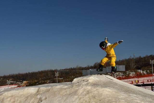 追光丨“鳌山战队”：西北滑雪场上“小鬼当家”