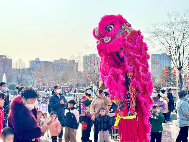 2月3日，徐州市贾汪区群众文化活动中心广场，群众在观看舞狮表演。殷萱桐摄