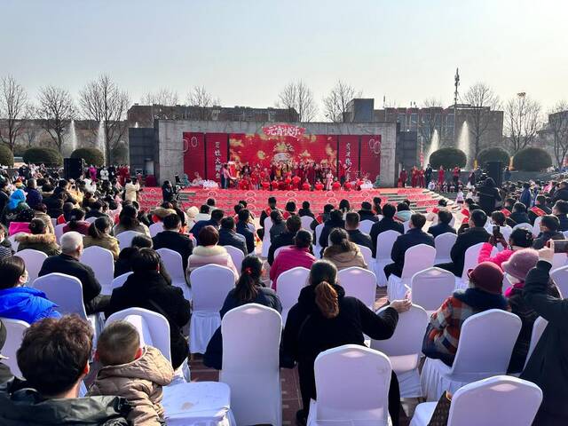 2月3日，“贾汪草根秀，欢乐闹元宵”主题活动在徐州市贾汪区群众文化活动中心广场举行。图为群众观看节目表演。殷萱桐摄