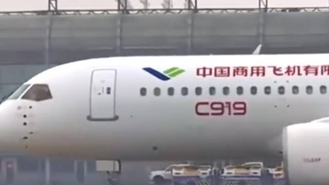 C919飞机完成今年首次长航程演示飞行，亮相乌鲁木齐