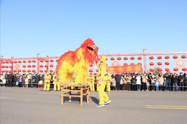 花车巡游文艺展演闹元宵 群众欢度佳节