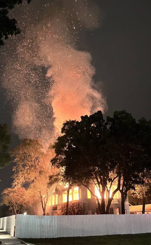 台媒：号称“伞兵摇篮”的大武营区历史建筑物凌晨起火，火势猛烈