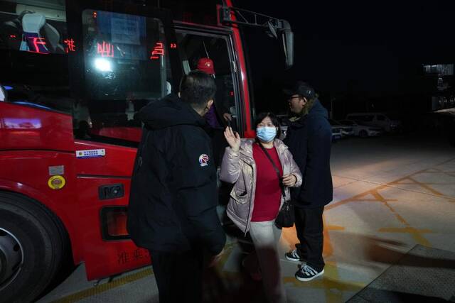 2月4日，吕梁护工复工专车抵达北京市房山区今日东方培训基地。新华社记者鞠焕宗摄
