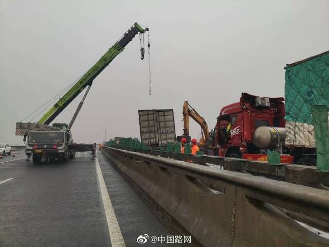 中国路网：许广高速湖南长沙望城段多车追尾事故现场小车已清理完毕