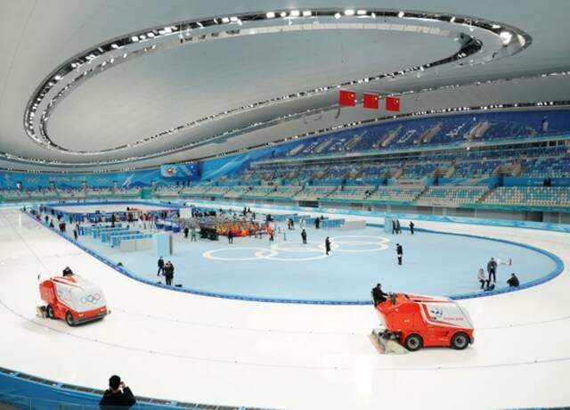 2月4日，国家速滑馆的工作人员在比赛间隙浇冰。新华社记者张晨霖摄