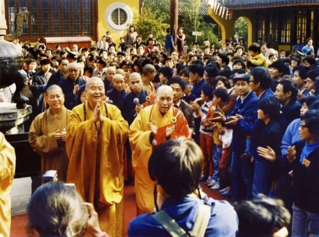 1989年3月，星云大师（左）在明旸法师陪同下访问龙华寺摄影：王兴民