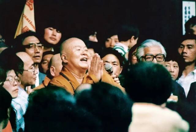 1989年3月，星云大师在龙华寺与信众交流摄影：王兴民