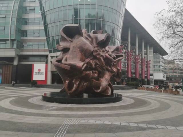 杭州一知名商场门口雕塑竟露出“不可描述”部位！很多家长尴尬了