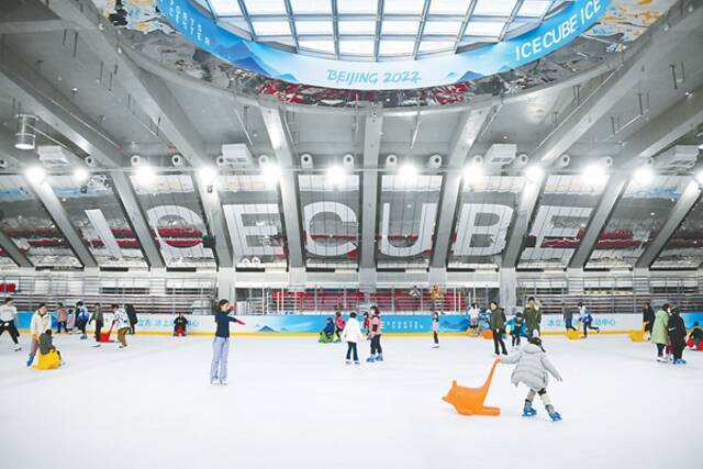 2月4日，人们在“冰立方”冰上运动中心滑冰。新华社记者任超摄