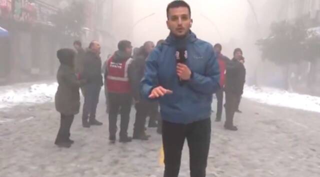 土耳其电视台现场直播时发生强震 摄制组惊慌逃跑