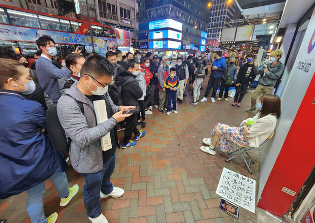 女子香港街头“卖身葬父”索价30万，结果“亡父”照片放的是《狂飙》导演