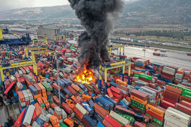 当地时间2023年2月6日，土耳其哈塔伊省，地震发生后，位于伊斯肯德伦港的大量集装箱翻倒，突发火灾。视觉中国图