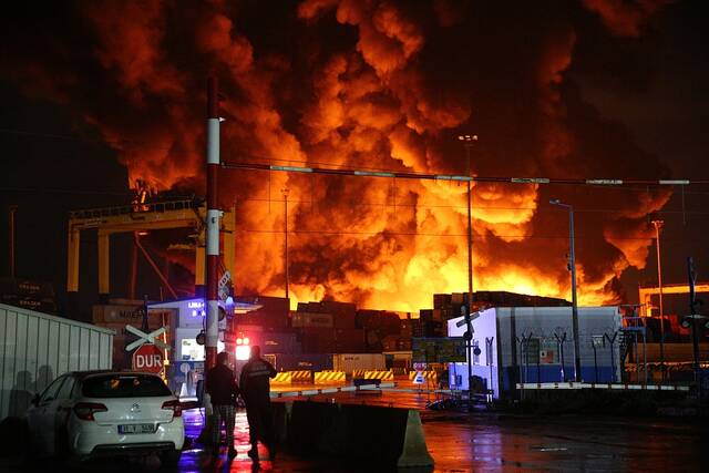 当地时间2023年2月7日，土耳其哈塔伊省，伊斯肯德伦港内，火灾仍在继续。视觉中国图