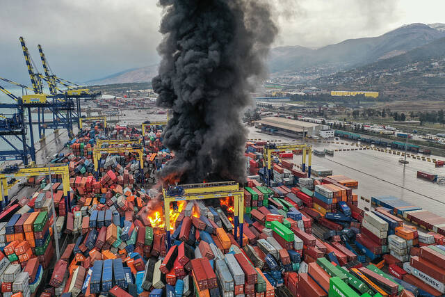 直击土耳其7.8级地震：港口火灾仍在持续，大量集装箱翻倒