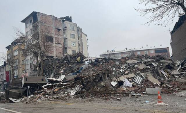 土耳其遭地震袭击后被摧毁的建筑