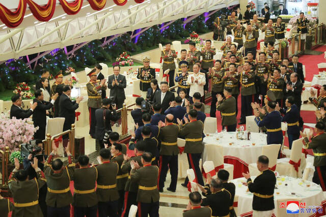 金正恩偕女儿访问朝鲜人民军将领宿舍，父女一同出席纪念宴会