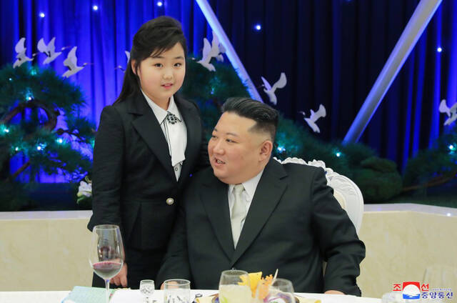 金正恩偕女儿访问朝鲜人民军将领宿舍，父女一同出席纪念宴会
