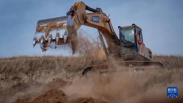 2月7日，工人操作挖掘机在宁夏固原市西吉县硝河乡苏沟村平整土地。新华社发（唐成卓摄）
