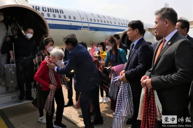 7日上午，柬旅游部长唐坤和中国驻柬大使王文天在机场迎接入境中国游客图片来源：柬中时报