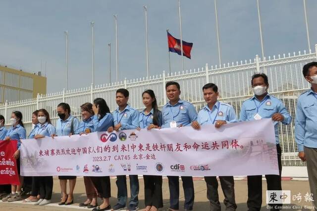 旅游部安排高棉传统舞蹈祝福舞及演奏大鼓，表达对中国游客到访的热烈欢迎和由衷喜悦图片来源：柬中时报