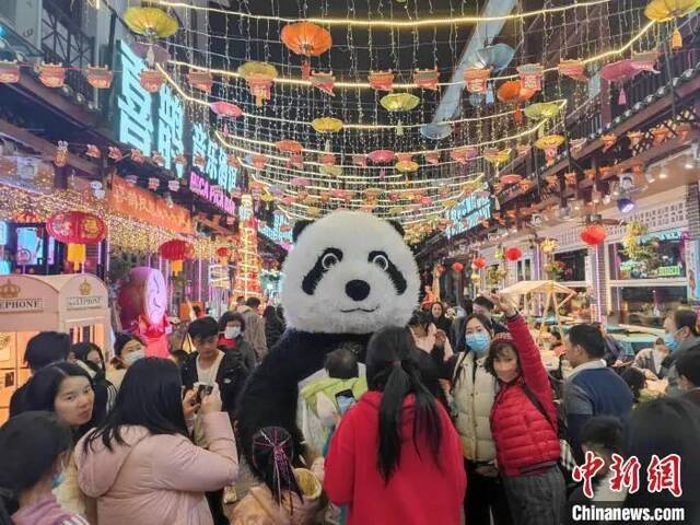 资料图：2023年兔年春节黄金周，广西桂林市旅游景区迎来大批游客。周利朔摄