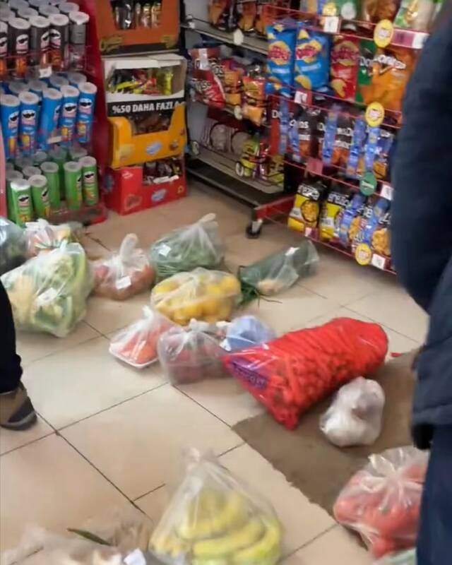 许多人在梅尔辛的超市里囤购物资。受访者供图