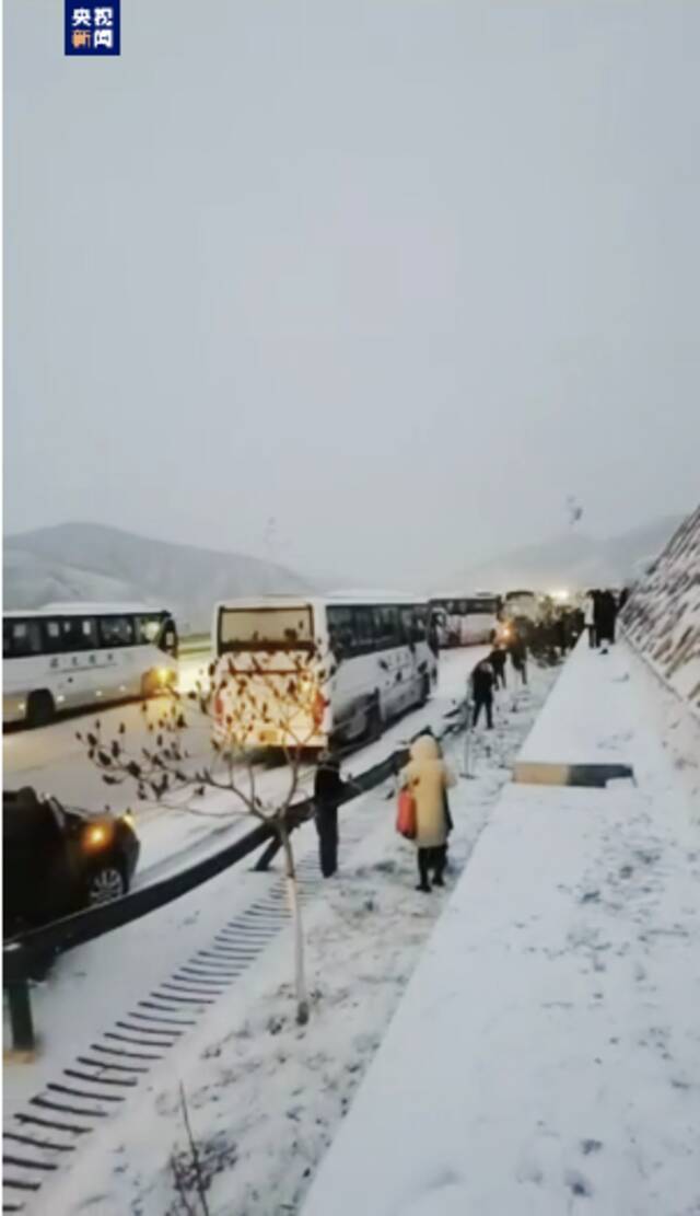 甘肃兰州因降雪致一起多车相撞事故 部分车辆起火