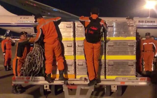 ▲当地时间2月8日凌晨，中国救援队一行82人乘坐国航包机飞行8000多公里抵达土耳其阿达纳机场。图/视觉中国