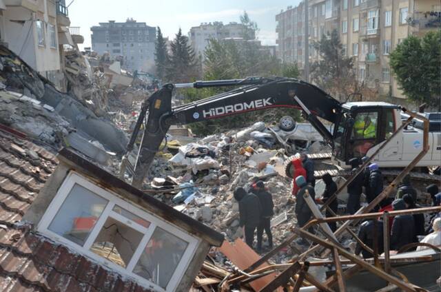 2月7日，人们聚集在土耳其南部卡赫拉曼马拉什市一处地震废墟。新华社发（穆斯塔法·卡亚摄）