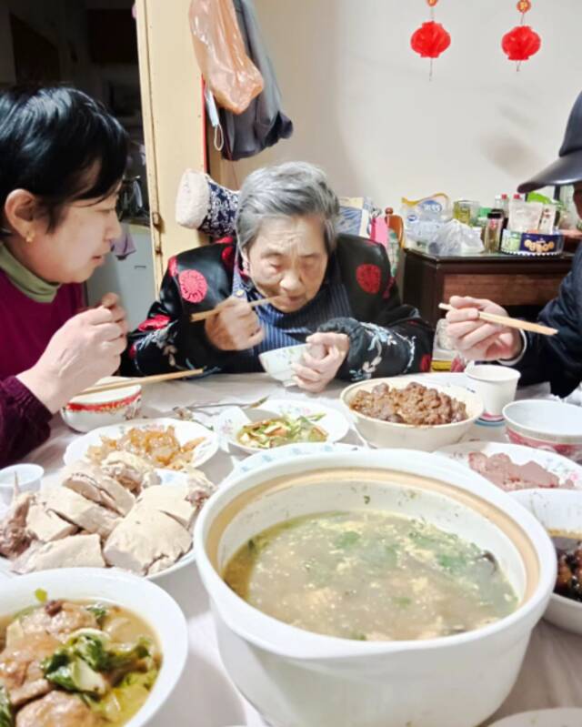 今年春节期间，奶奶和家人团聚