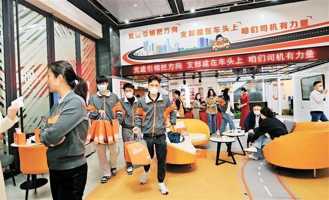 党建引领助力企业高质量发展 让新就业群体在深圳感受到家的温暖